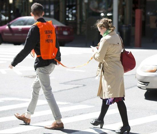 玩手機(jī)時(shí)聽不到周圍聲音？因?yàn)橐曈X比聽覺重要