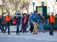 玩手機(jī)時聽不到周圍聲音？因為視覺比聽覺重要