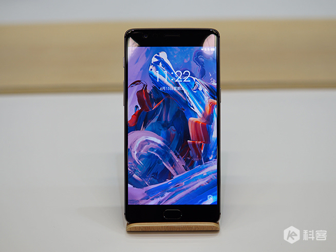 一加手機3現(xiàn)場圖賞：這手感摸過都說爽！