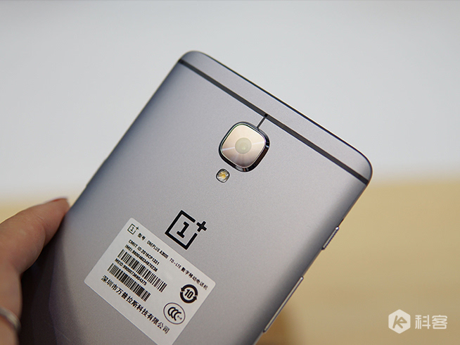 一加手機3現(xiàn)場圖賞：這手感摸過都說爽！