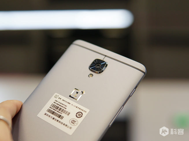 一加手機3現(xiàn)場圖賞：這手感摸過都說爽！