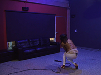 膽小者勿進(jìn)？妹子用VR頭盔玩《鬼影實(shí)錄》被嚇到尖叫