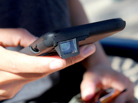 美女們請(qǐng)小心這種iPhone手機(jī)套！它偷拍你很方便