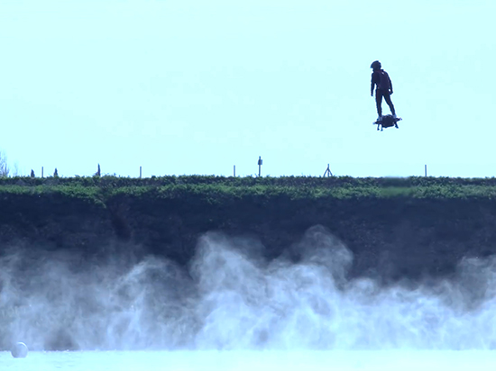 視頻：感覺(jué)爽翻了！這塊飛行滑板載人試飛成功了