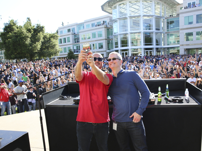 蘋果40周年，喜歡發(fā)微博的庫克再次出動(dòng)了