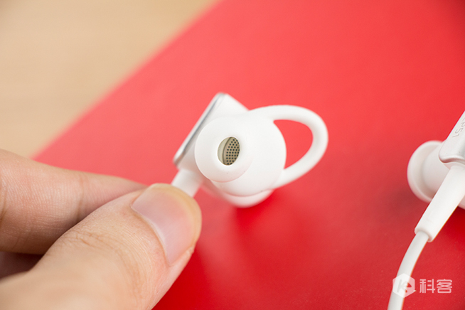 魅族EP51藍牙運動耳機白色版圖賞：純白跟你更配哦！