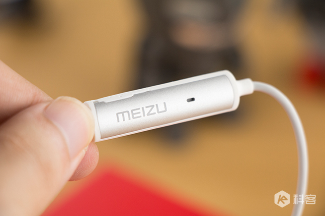 魅族EP51藍牙運動耳機白色版圖賞：純白跟你更配哦！