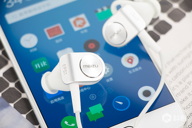 魅族EP51藍牙運動耳機白色版圖賞：純白跟你更配哦！