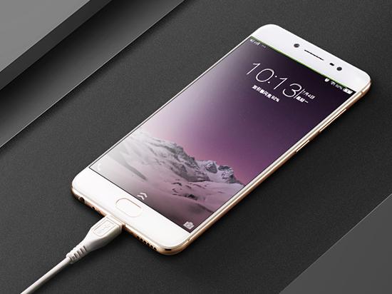 小鮮肉還是黑寡婦？哪款明星代言的手機是你的菜