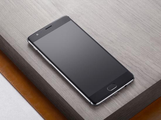 小鮮肉還是黑寡婦？哪款明星代言的手機是你的菜