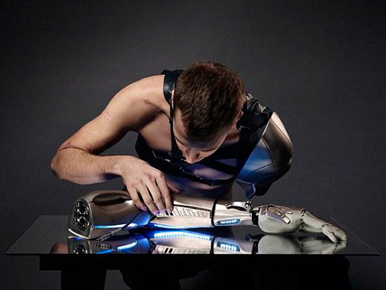 裝上超級(jí)假肢，就能化身為潛行大叔Snake