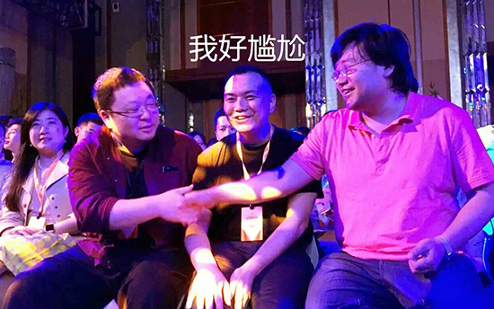 老羅真的缺錢？錘子終于抱上阿里大