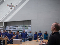 傍上蘋果，大疆精靈4在全球Apple Store開售