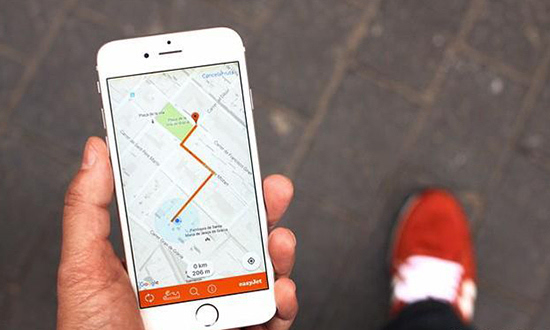 身在他鄉(xiāng)不懂路？這款智能導(dǎo)航鞋可以幫助你