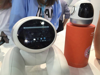 身形小巧，韓國(guó)寵物機(jī)器人亮相上海CES Asia