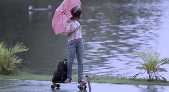 雙肩包秒變滑板車(chē) 最佳環(huán)保出行工具