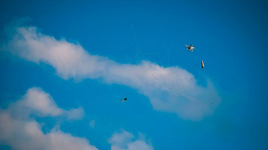 無人機(jī)亂飛怎么破？把它“捉”下來就行了