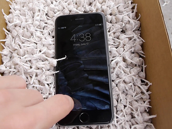 把iPhone 6s放進(jìn)沙炮里 最后會怎樣