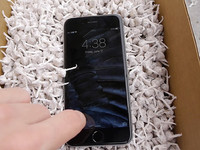 把iPhone 6s放進(jìn)沙炮里 最后會(huì)怎樣