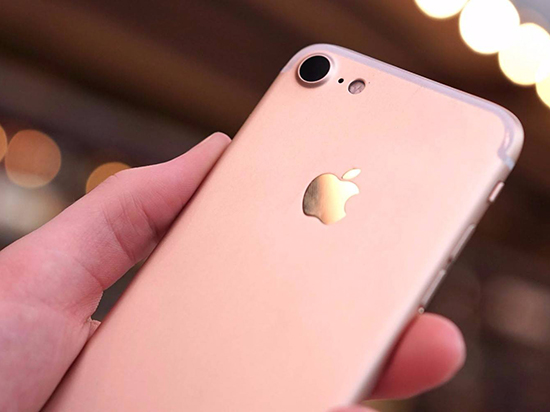 改進(jìn)充電電路！iPhone 7或?qū)⒅С挚斐?/></p><p>　　近日推特（Twitter）賬戶@the_malignant曝料稱，即將發(fā)布的蘋果iPhone 7有可能會(huì)采用經(jīng)過改進(jìn)的充電電路。目前的iPhone 6s標(biāo)配的是5V/1A的充電器，而新的iPhone 7或?qū)⒅С种辽?V/2A的快充充電器。</p><p><img src=