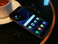 旗艦手機(jī)都變彎了：曲面屏真的值得買嗎？