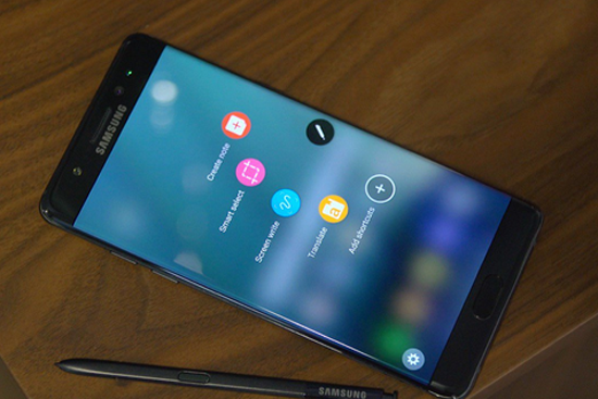 旗艦手機都變彎了：曲面屏真的值得買嗎？