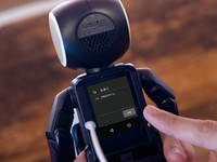 能打電話會跳舞 夏普推出機(jī)器人型手機(jī)