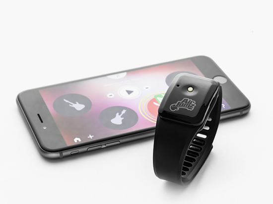 不會彈奏沒關(guān)系，這款智能穿戴照樣能讓你過把吉他癮