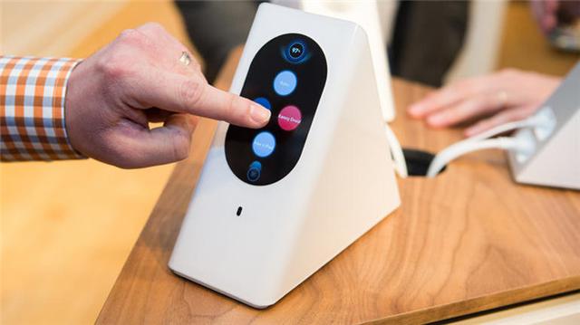 萬萬沒想到，這個三文治造型的東西竟是路由器