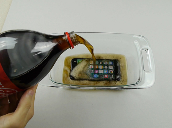 把iPhone 7放在可樂中12小時后會發生什么