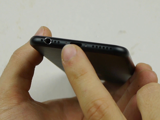 低調裝逼！在iPhone 7上挖3.5mm耳機插孔