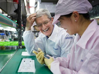 逐漸機(jī)械化 富士康部署四萬(wàn)臺(tái)機(jī)器人取代工人