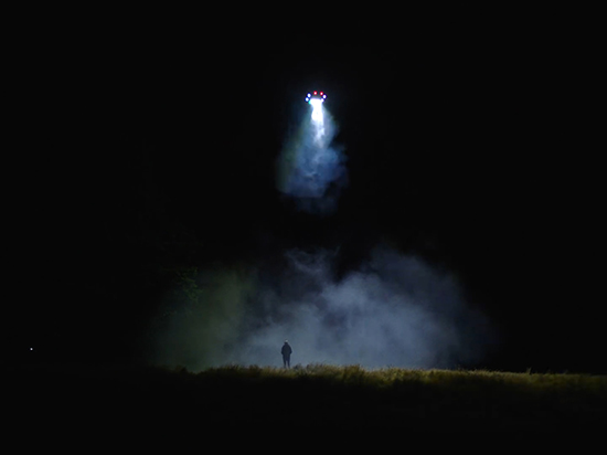 黑夜新玩法 用無人機(jī)繪出炫彩畫面