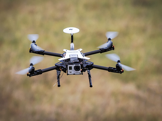 西嶺雪山上演無人機(jī)老鷹大戰(zhàn)