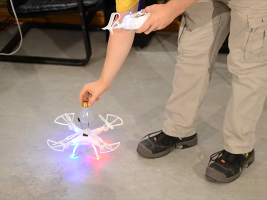 有種你來試 無人機(jī)換燈泡