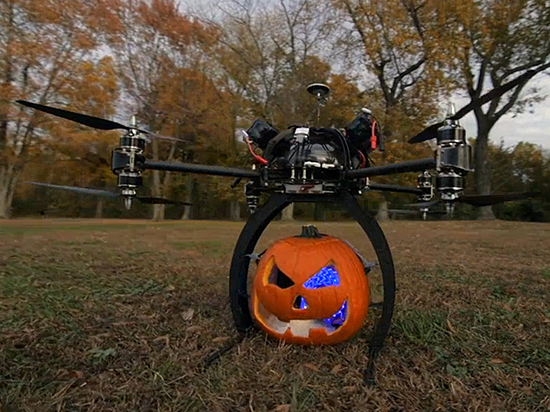 萬圣節(jié)無人機(jī)新玩法：讓幽靈飄來飄去