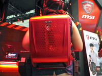 扛著玩游戲？索泰背包PC考驗玩家體質