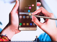 暴擊！傳谷歌禁止三星S8采用自家智能語(yǔ)音助手