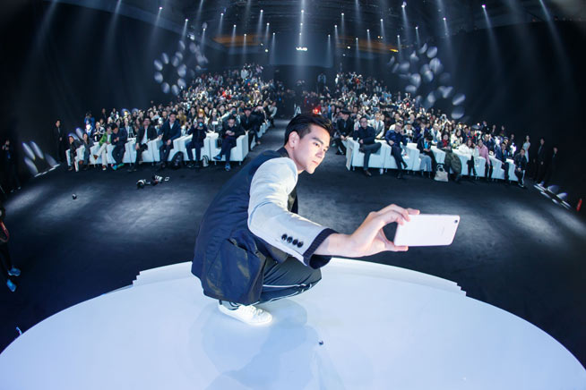 彭于晏自黑鼻孔自拍！vivo X9Plus壓軸上市