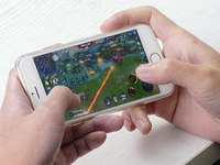 別太沉迷！妹子說過年玩這幾款手游就夠了