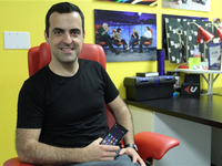 遠離小米和霧霾，雨果·巴拉跑去臉譜玩VR