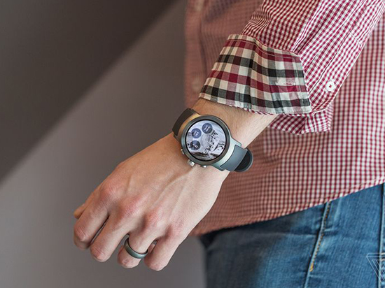 忘帶手機和錢包？那就用LG新款智能手表來結(jié)賬吧