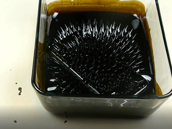 鐵磁流體和液氮共存下的iPhone7  看得我毛骨悚然  