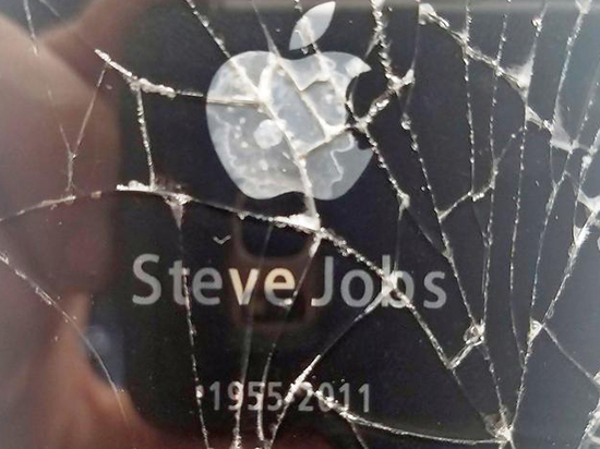 天價紀念款iPhone 4s現身eBay：可以買套房！