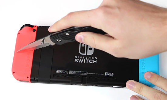 任天堂Switch暴力測試：不怕錘子砸更不怕摔地上