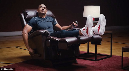 用腳點(diǎn)餐！必勝客設(shè)計(jì)了一款智能復(fù)古潮鞋  