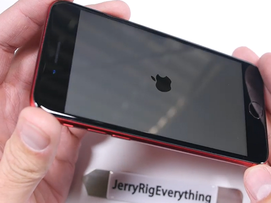 原版配色太難看？自己動手換中國紅iPhone 7屏幕