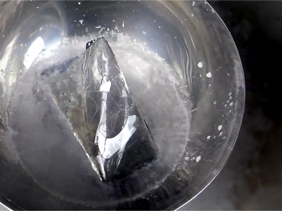 當(dāng)iPhone 7和Galaxy S8遇上液態(tài)氮  結(jié)局很殘酷