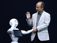 祖?zhèn)髻N膜受到挑戰(zhàn)！軟銀推機(jī)器人為手機(jī)貼膜服務(wù)