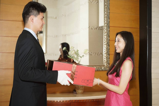 快遞小哥為你穿上帥氣西裝！京東開始提供奢侈品配送服務